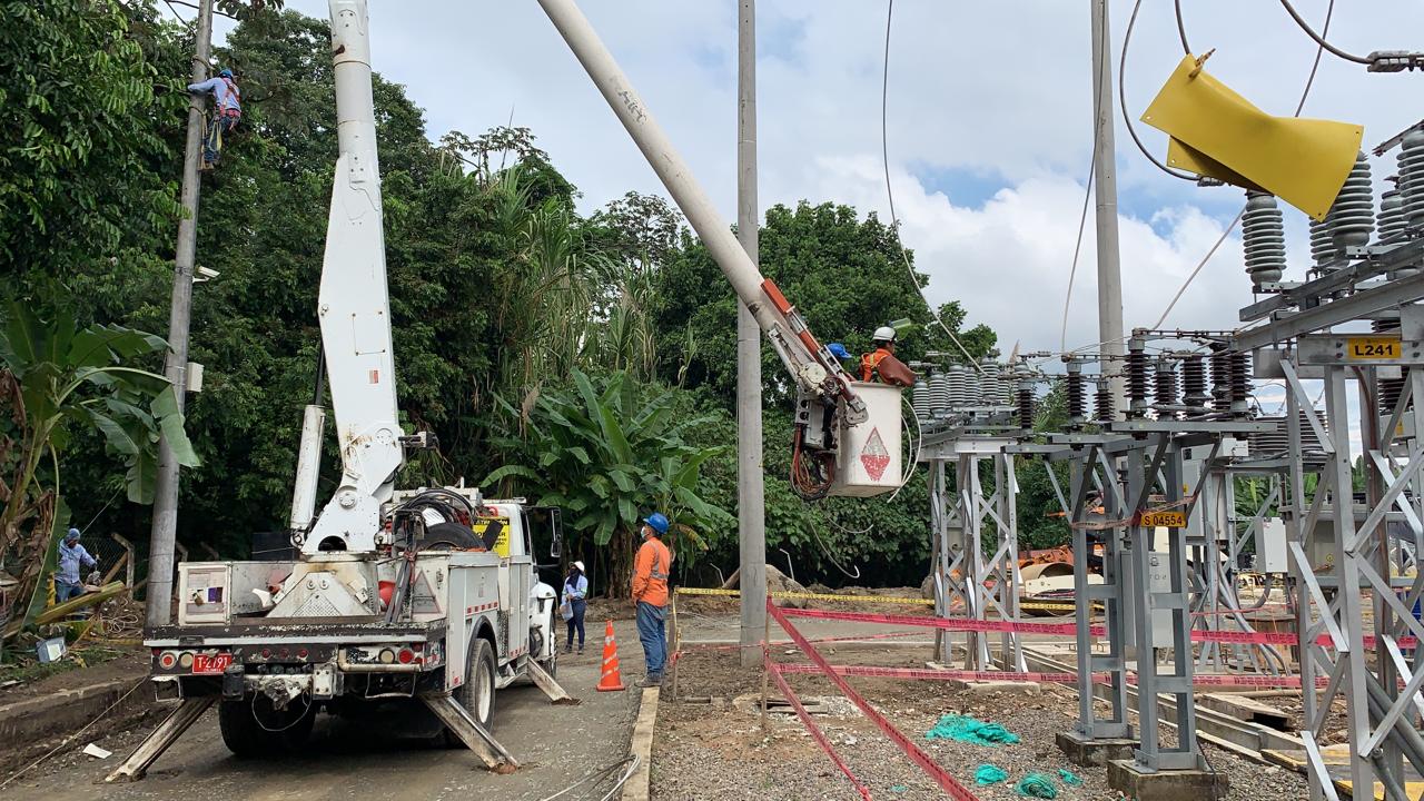 Maniobra Linea Electrica Energizada Ingenieria Electrica Instalaciones Transformador 34.5 KV Media Tension en Subestacion El Vergel Ibague Tolima